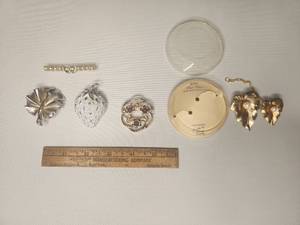 lot 24 image: Sarah Coventry Pins  Brooches