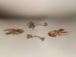 lot 25 image: Avon pins  Brooches