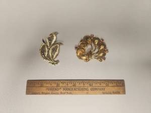 lot 26 image: Lisner Pins  Brooches