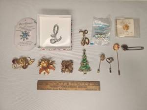 lot 21 image: assorted pin  brooches from various companies, Star, Capri, Western Germany, 24 k electroplated pin