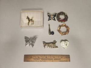 lot 29 image: Gerrys Pin and Brooches lot