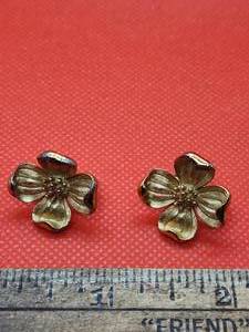 lot 46 image: Lot of gold tone Trifari clip on earnings