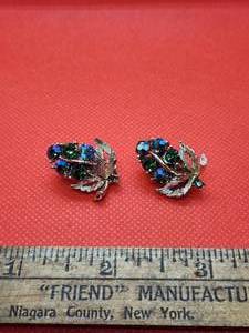 lot 53 image: Vintage blue and green Lisner Clip on earrings