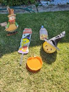 lot 127 image: Yard ornaments Halloween