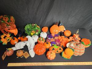 lot 129 image: Lot of fall center pieces  dcor