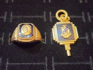lot 1 image: Old 1949 U.E.C. PAL. 10 K Gold Class Ring Washington Township