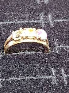 lot 6 image: 10K Gold Ring missing gem  stone