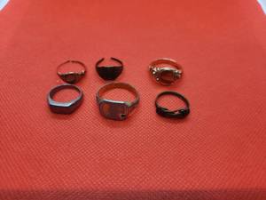 lot 10 image: Lot of vintage rings