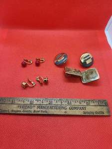 lot 58 image: Lot of Monet earrings