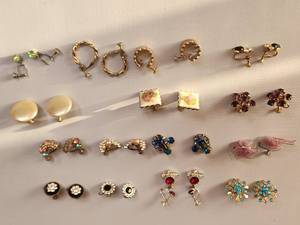 lot 60 image: Lot of Vintage Wind on  Clip On earrings