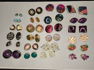 lot 67 image: Lot of 24 Vintage clip on earrings, Costume jewelry