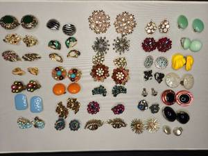 lot 69 image: lot of 35 Vintage Clip on Earrings Costume Jewelry