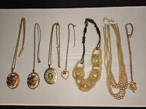 lot 71 image: Lot of 7 Vintage Necklaces