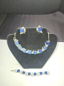 lot 80 image: Coro Matching set. Necklace, clip on earrings, and bracelet. Vintage Costume jewelry