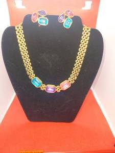 lot 138 image: Vintage Trifari Necklace and Matching Clip on earrings