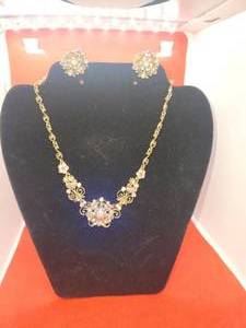lot 142 image: pink and clear necklace and clip on earrings Avon