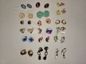 lot 143 image: Lot of  18 clip on earrings
