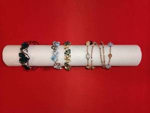 lot 160 image: lot of 8 bracelets