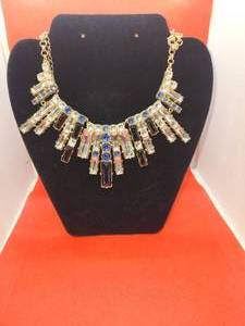 lot 165 image: Beautiful costume jewelry necklace
