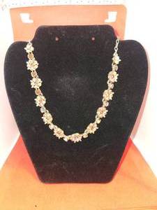 lot 166 image: Vintage Lisner Necklace