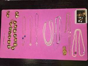 lot 170 image: Assorted lot of jewelry