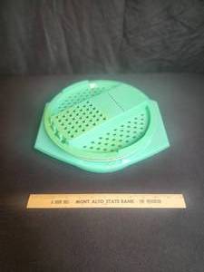 lot 17 image: Tupperware Vintage Grader