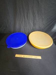 lot 19 image: 2 Tupperware storage containers