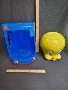 lot 7 image: Tweety Cookie Jar Happy Face with box