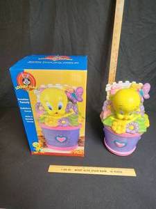 lot 8 image: Sunshine Tweety 10 12 Cookie Jar with Box