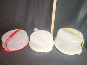 lot 20 image: Tupperware 3 Round cake carriers