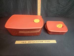 lot 22 image: 2 Tupperware storage containers with lid