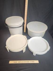 lot 26 image: Tupperware 2 divide a racks and 2 storage containers