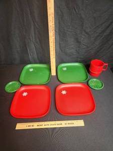 lot 32 image: Holiday Plates and cup Red and Green Tupperware