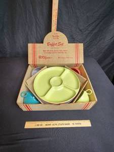 lot 37 image: Shel - Glo Buffet Set 8 pieces Plastic Vintage