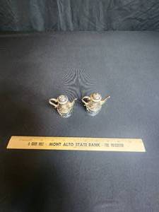 lot 42 image: salt and pepper shakers