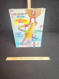 lot 48 image: Looney toon treehouse chase by tyco tweety