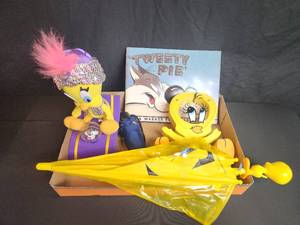 lot 65 image: Tweety lot assorted items