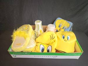 lot 68 image: Tweety assorted items flip flops and hats