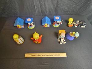 lot 75 image: Lot of Tweety Salt and Pepper Shakers