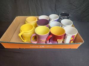 lot 81 image: lot of Tweety Mugs