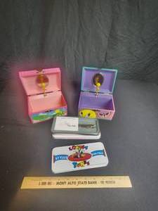 lot 85 image: lot of 2 music boxes and pen Tweety
