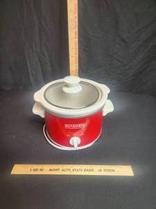 lot 93 image: Small crock pot great for dips and melts