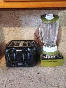 lot 102 image: Blender and toaster