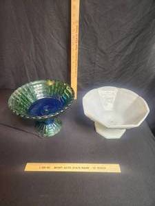 lot 114 image: Lot of 2 glass fruit bowls