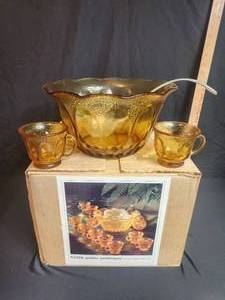lot 117 image: Vintage Golden Pebblestone Punch bowl set. Appears complete