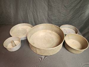 lot 119 image: EKCO 2497 and related Vintage Pans for wedding cake and similar