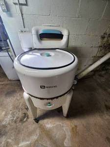 lot 1 image: Vintage Maytag Ringer Washer tested and working
