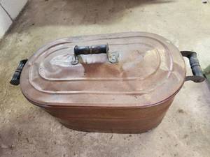 lot 11 image: Old Copper wash tub with lid and handles