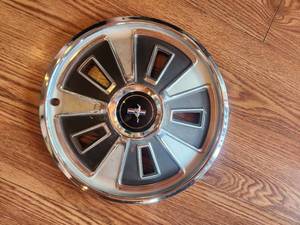 lot 19 image: Old Mustang Hubcap