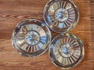 lot 17 image: lot of 3 late 50s Ford hubcaps
